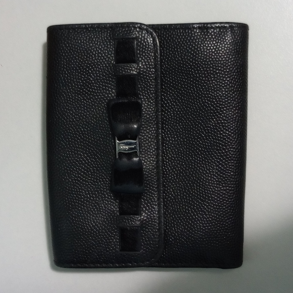 Salvatore Ferragamo Vara Bow Compact Wallet in Black Pebbled Leather